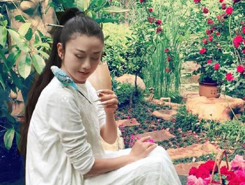 杨丽萍15根肋骨事件怎么回事 杨丽萍戴帽子的原因是什么