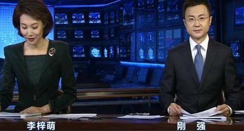 央视主持李梓萌低头念稿业务能力获赞 李梓萌最新消息引热议