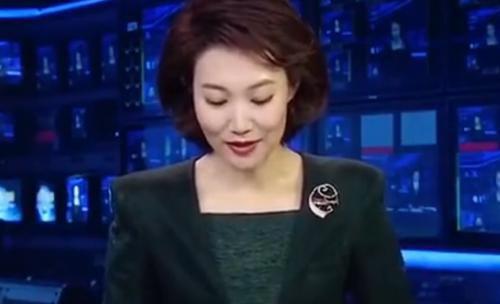 央视主持李梓萌低头念稿业务能力获赞 李梓萌最新消息引热议