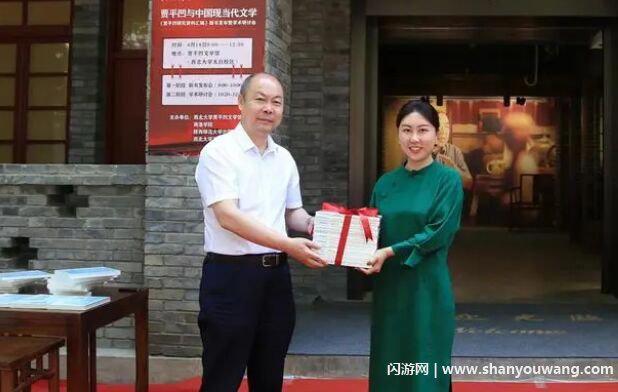 贾浅浅的12首诗原文 贾浅浅的12首诗被指性暗示和屎尿体