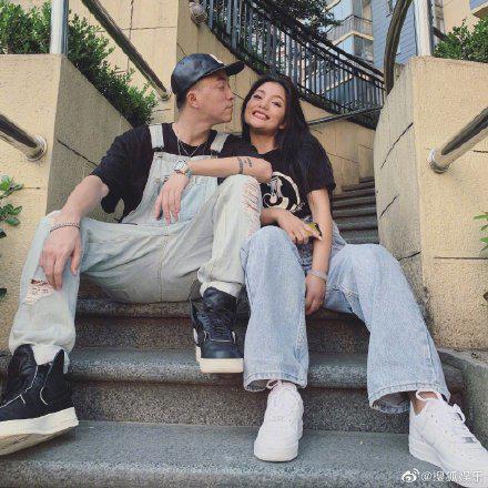 《青春有你2》说唱导师JonyJ晒与女儿合照 官宣当爸