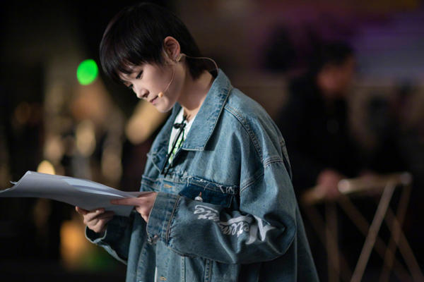 乘风破浪的姐姐主题曲歌词是什么 由李宇春创作名字叫做无价之姐