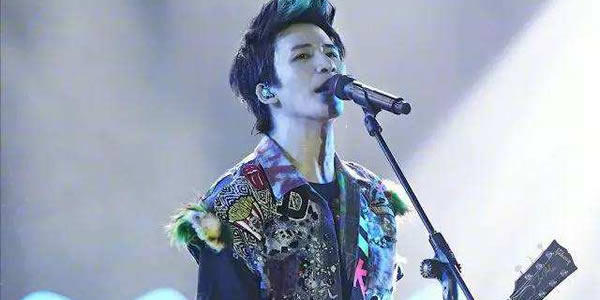 小小的人啊穷开心啊是什么歌 《穷开心》歌词介绍