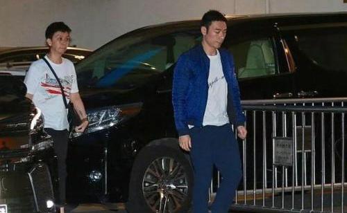 许志安演唱会遭嘘粉丝当场起哄 许志安郑秀文出轨风波过后现身