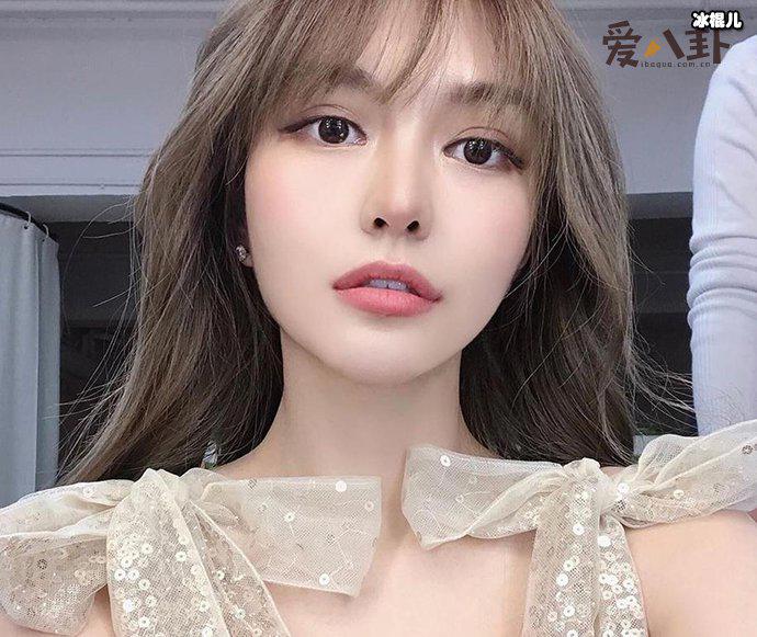 周扬青的淘宝店叫什么 GRACE CHOW潮牌是周扬青的英文名