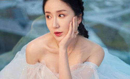 胡一菲扮演者娄艺潇的脸遭吐槽 如今娄艺潇的胸好有料