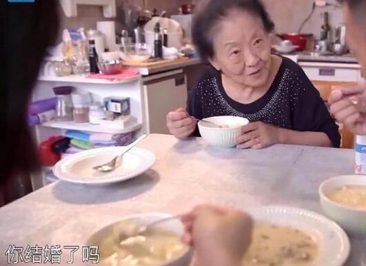 谢霆锋否认与杨幂恋情称是朋友 谢霆锋被问结否答案令王菲尴尬