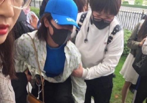 网曝杨紫机场被砸怎么回事 杨紫邓伦cp粉遭粉丝谩骂