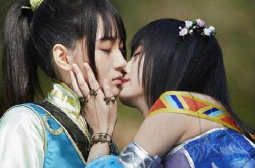 鞠婧祎被吻照片一脸陶醉是百合吗 鞠婧祎八卦和清纯外表真不符合