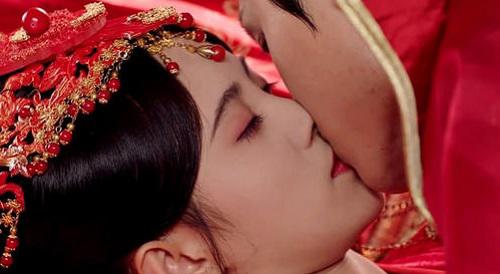 鞠婧祎被吻照片一脸陶醉是百合吗 鞠婧祎八卦和清纯外表真不符合