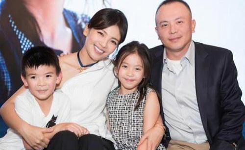 刘涛携子女登杂志封面神似王珂 刘涛素颜健身子女却没遗传母亲颜值