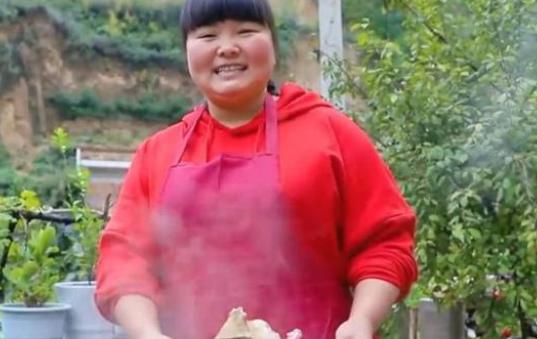 陕北霞姐一年赚多少钱 有网友曝年收入几百万是有的
