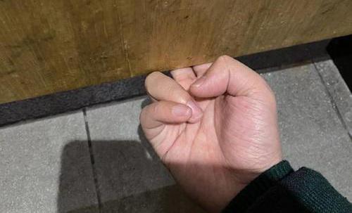 杨迪手动关厕所门微博晒照太搞笑 表情帝杨迪再晒搞笑图片