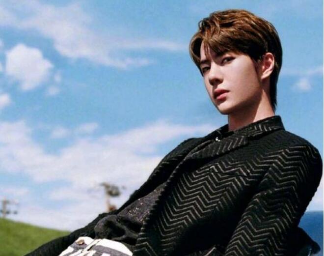 王一博背影封面曝光太惊艳 王一博图片最新杂志表现力获赞