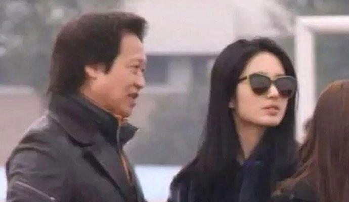 杨采钰晒照秀马甲线身材亮眼 杨采钰和陈金飞最新消息现状曝光