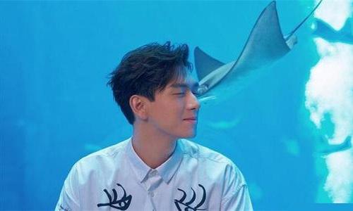 李现被鱼亲吻什么情况微博晒照 李现图片最新消息曝光