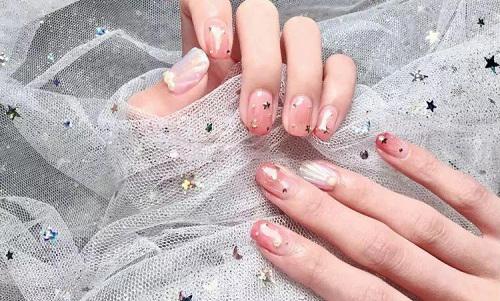 流行美甲图片2019新款式分享 好看的美甲图案每一款都显白百搭