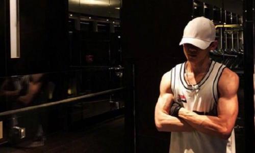 白敬亭微博小号曝光引网友热议 白敬亭小号别叫他不举铁什么意思