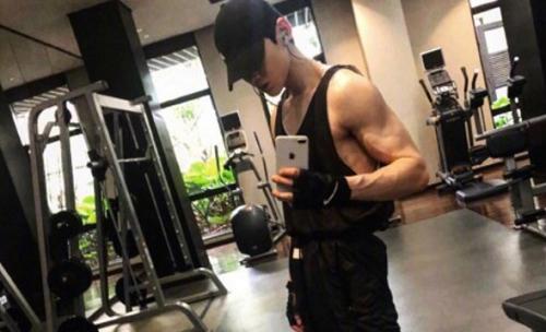 白敬亭微博小号曝光引网友热议 白敬亭小号别叫他不举铁什么意思