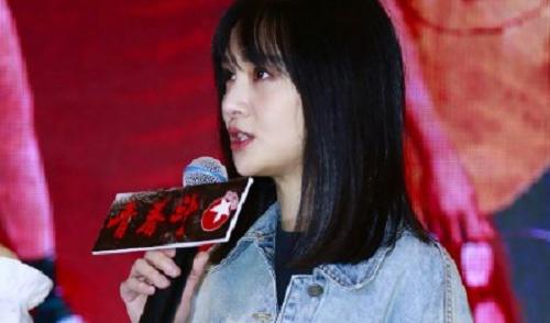 郑爽发布会自扇耳光吓坏众人 旁边女演员尴尬到表情失控