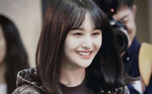 郑爽发布会自扇耳光吓坏众人 旁边女演员尴尬到表情失控