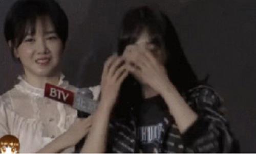 郑爽发布会自扇耳光吓坏众人 旁边女演员尴尬到表情失控