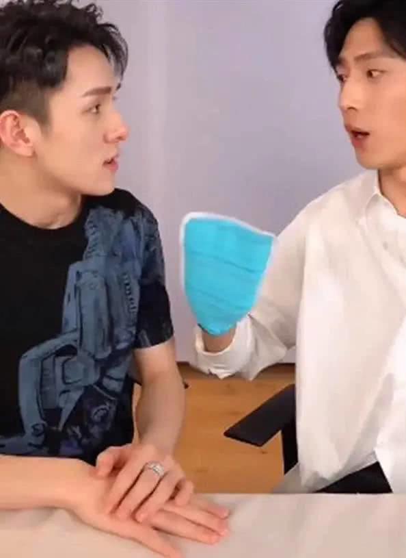 井柏然李佳琦同框讨论搓澡太搞笑 井柏然近况自称打开新世界大门