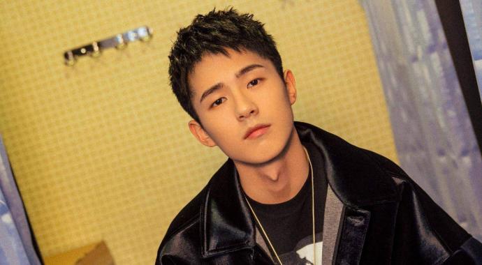 刘昊然露额头证件照 刘昊然帅气十足少年感引网友一片热议