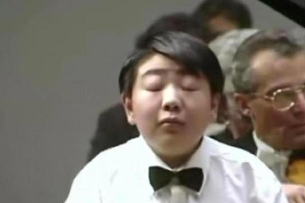 郎朗13岁弹钢琴什么样 和现在一模一样仍旧是表情包钢琴家