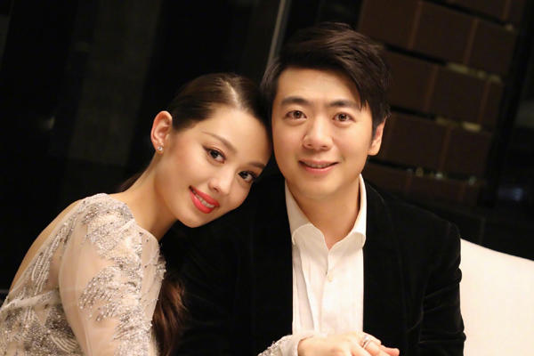 郎朗13岁弹钢琴什么样 和现在一模一样仍旧是表情包钢琴家