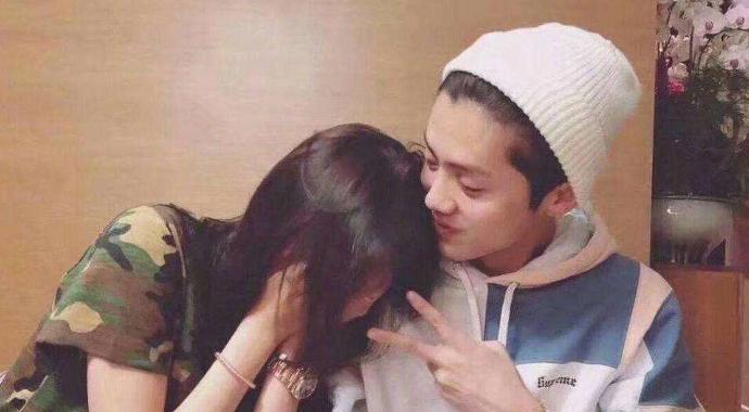 angelababy画鹿晗 杨颖画出奇怪抽象鹿晗照片关晓彤一眼认出