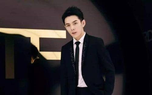 泫雅李佳琦同框网友关注点却是这个 泫雅回应掀裙子如今穿着保守