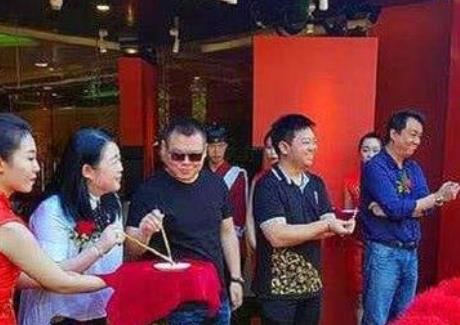 孟非面馆现状倒闭了，岳云鹏的面馆却依旧红火