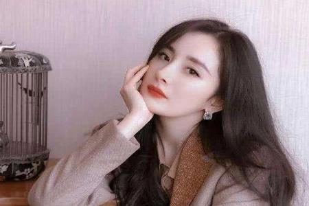 杨幂黑脸扔伞被骂垃圾咋回事？耍大牌争议事件真相令人意外