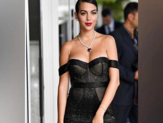 C罗与女友已完婚被否认 球星C罗的女友个人资料