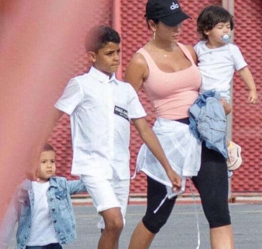 C罗与女友已完婚被否认 球星C罗的女友个人资料