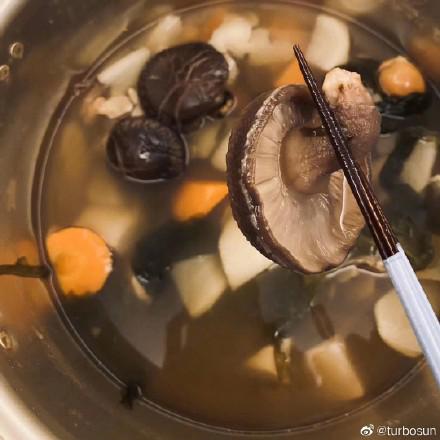 邓超以为孙俪用灵芝给他煲汤 网友：超哥一向不太聪明的亚子