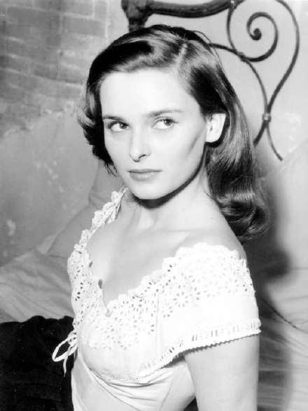 意大利女演员露西娅波塞去世 意媒报道称死因是肺炎