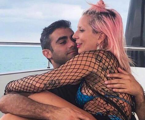 Lady Gaga公布恋情晒照秀恩爱 Lady Gaga新男友个人资料曝光不简单