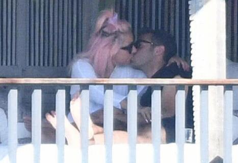 Lady Gaga公布恋情晒照秀恩爱 Lady Gaga新男友个人资料曝光不简单