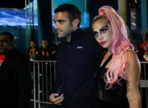 Lady Gaga公布恋情晒照秀恩爱 Lady Gaga新男友个人资料曝光不简单