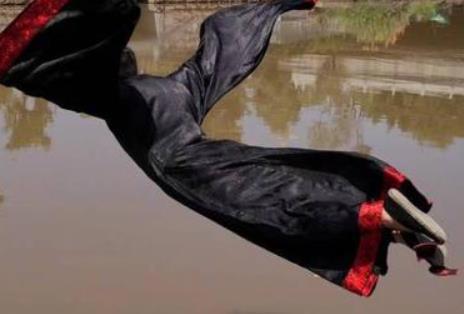 男子连续4年模仿屈原投江引争议，回应：这是纪念屈原的一种方式！