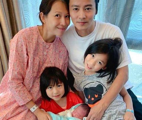蔡少芬三胎生子张晋微博晒全家福 蔡少芬张晋喜得子微博获祝福