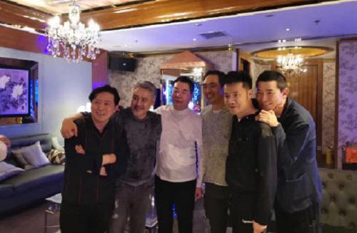 吴秀波近照曝光 参加聚会满面笑容不受风波影响