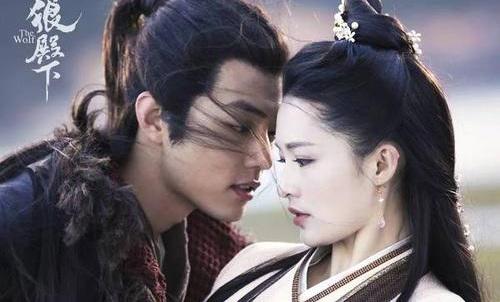 李沁跳水袖舞撩王一博网友直呼配一脸 李沁肖战搂肩关系亲密