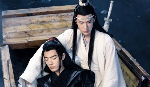 李沁跳水袖舞撩王一博网友直呼配一脸 李沁肖战搂肩关系亲密