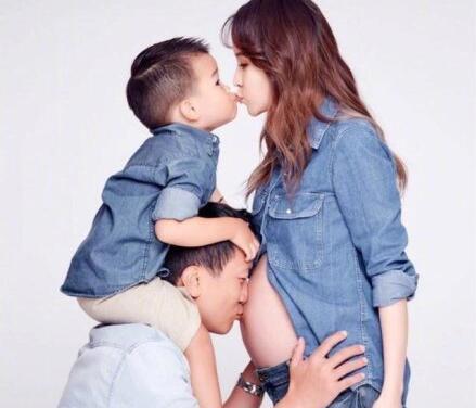 侯佩岑首晒全家福引网友热议 侯佩岑老公黄伯俊背景起底