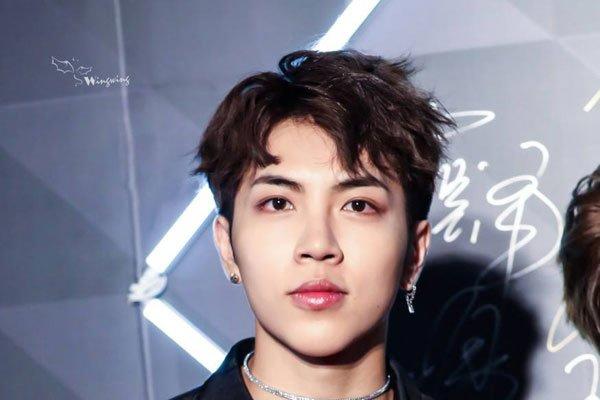 秦奋是什么来头家世背景 秦奋风中追风号是什么梗