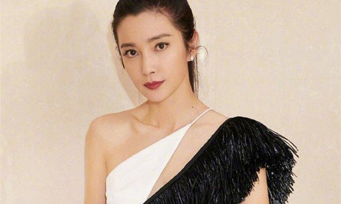李冰冰恢复单身和许文楠分手 李冰冰微博否认前男友还债事情详情