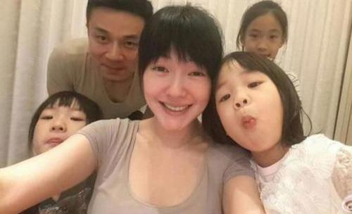 小S全家福曝光公婆罕见出镜 小S老公穿情侣装再破感情不和说法